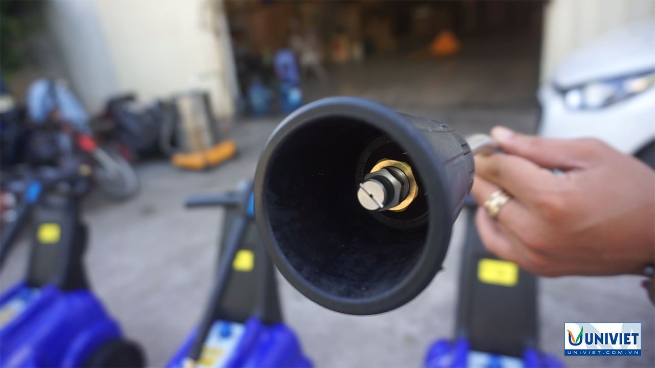 Đầu béc của máy Mazzoni với núm nhựa bảo vệ