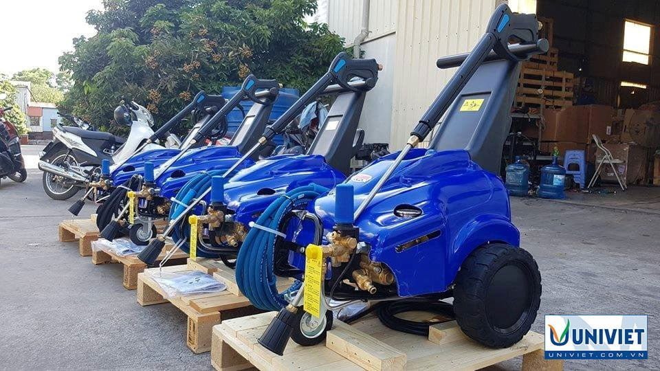 Máy rửa xe Mazzoni (Ý) tại kho của Uni Việt