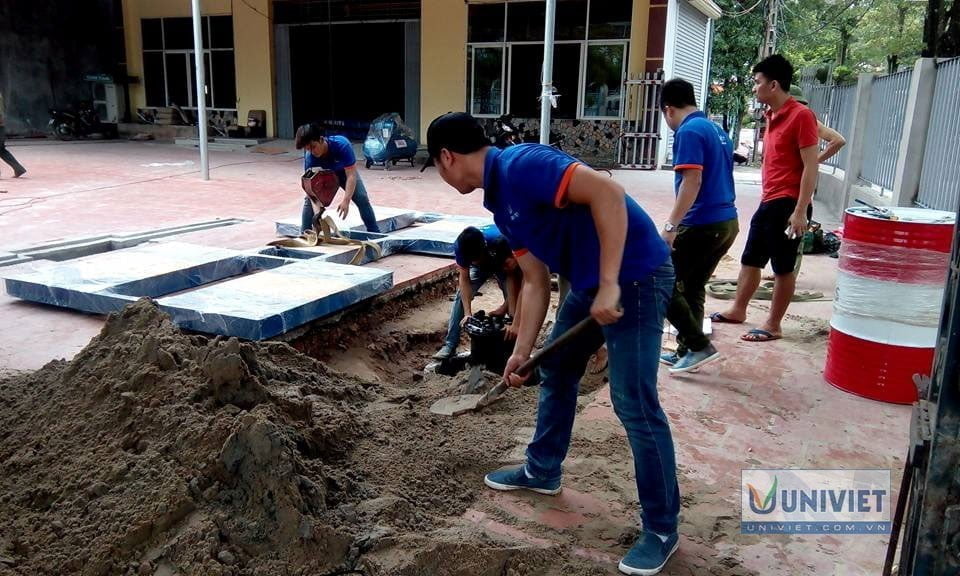 Nhân viên kỹ thuật Uni Việt lắp đặt cầu nâng Ấn Độ tại xưởng của khách hàng