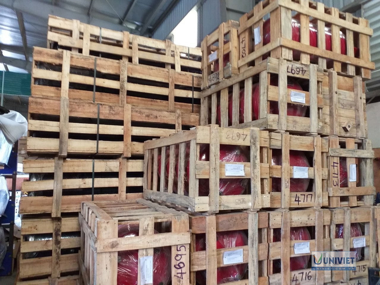 Cầu nâng 1 trụ tại kho công ty Uni Việt