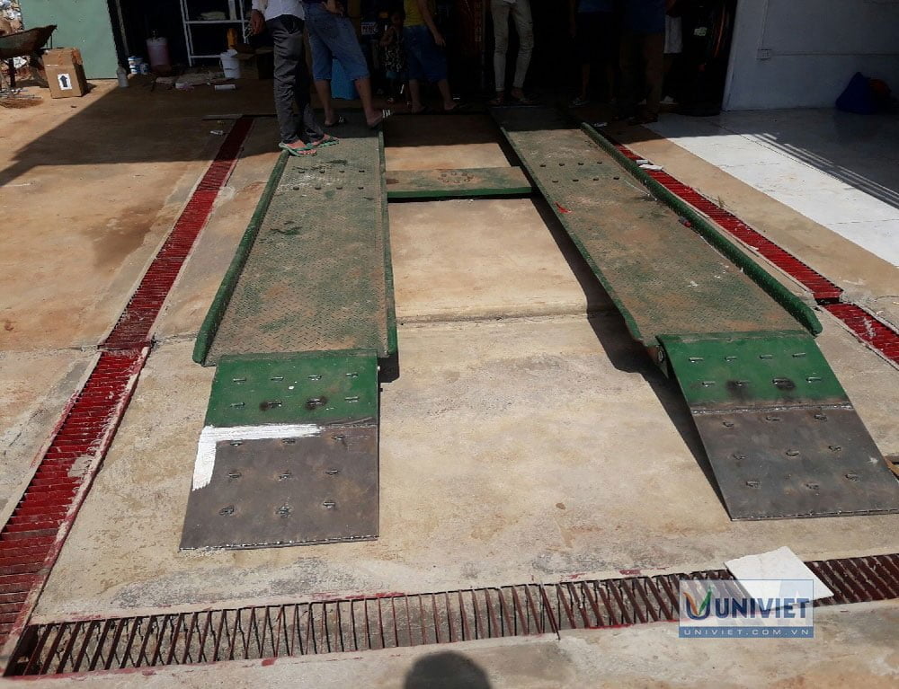 Mặt cầu nâng 1 trụ dương nền có 2 mép chắn 2 bên bàn nâng