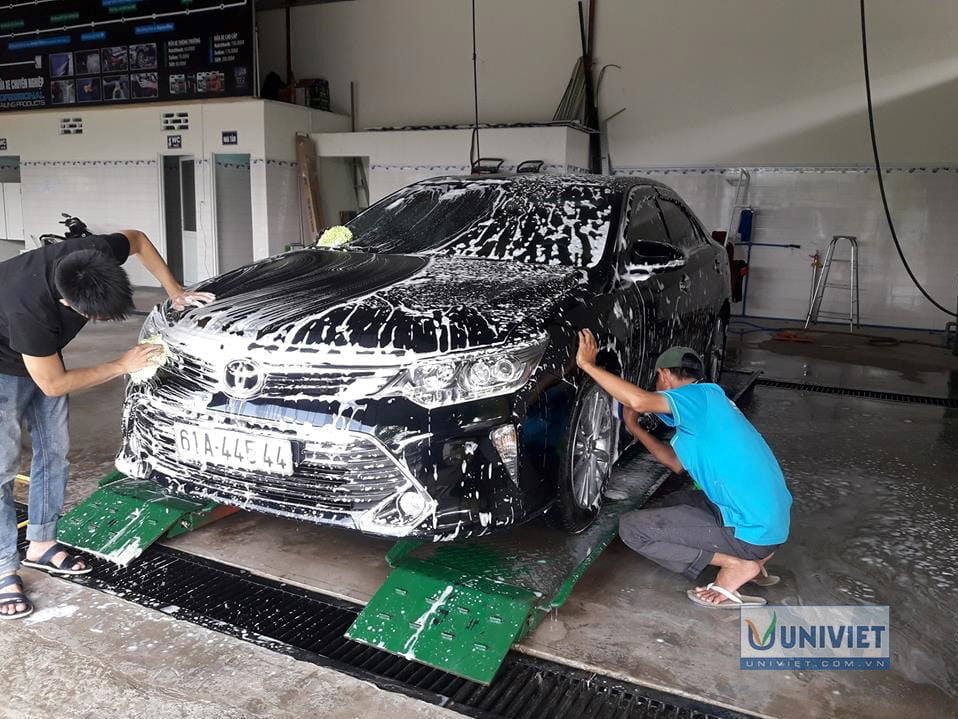 Bàn nâng cao hơn mặt nền xưởng