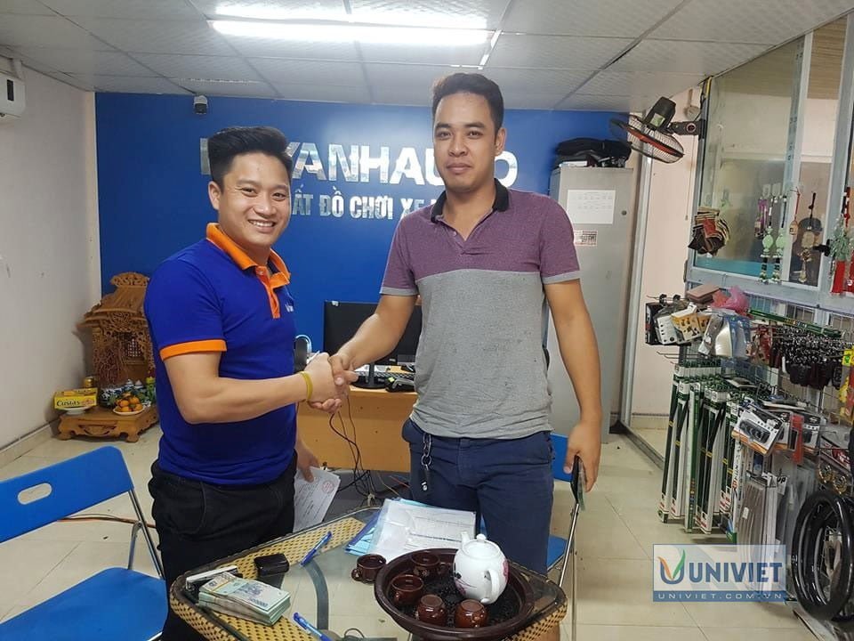 Gặp gỡ, tư vấn và ký kết hợp đồng với khách hàng 