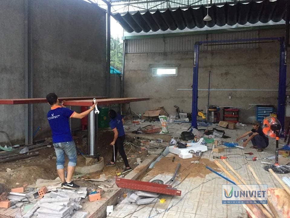 Nhân viên kỹ thuật tiến hành lắp đặt cầu nâng 1 trụ