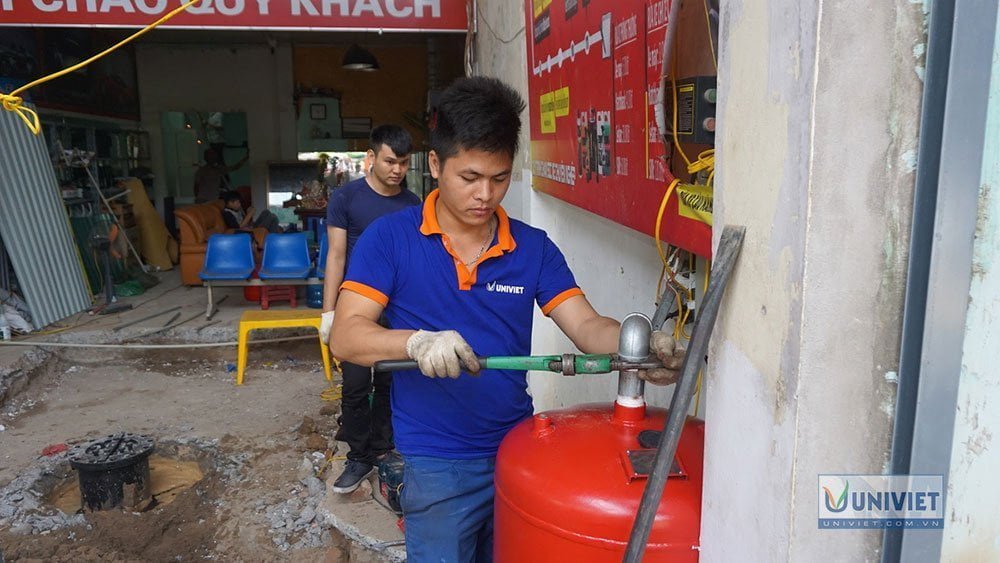 Kiểm tra bình chứa dầu