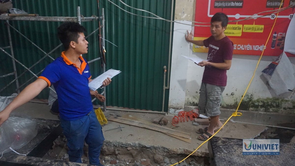 Nhân viên kỹ thuật trao đổi những điều cần lưu ý khi sử dụng cầu nâng