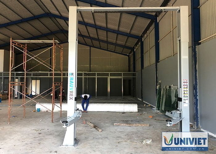 Cầu nâng ô tô 2 trụ giằng trên